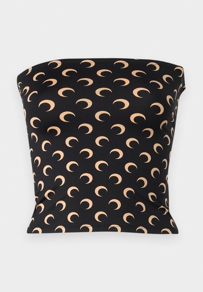 Crna top bluzica bez naramenica, izrađena od rastezljivog materijala, s ponovljenim uzorkom polumjeseca u svijetlosmeđoj boji po cijeloj površini.
