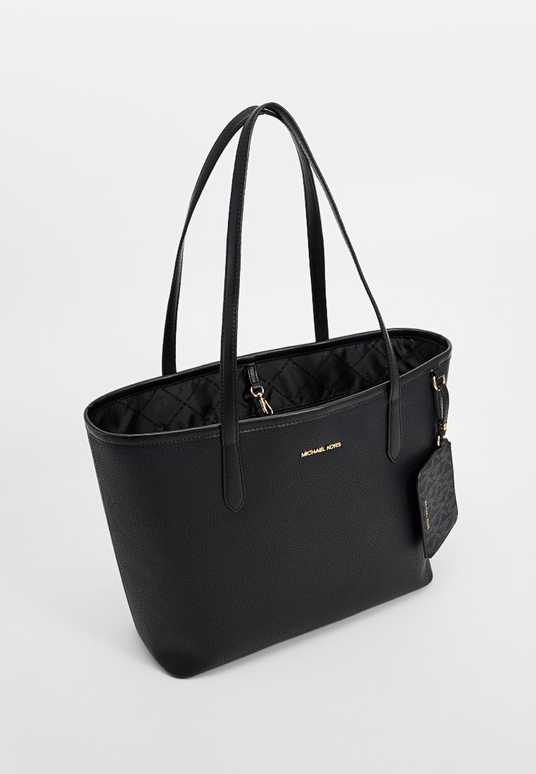 Zwarte leren tote bag met dubbele handvaten, textuur oppervlak, gewatteerd interieur, gouden accenten, en een afneembare label voor personalisatie.