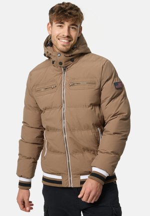 Brun polstret jakke med lynlås foran, to brystlommer, ribbestrikkede manchetter og hætte. Har stribet kant og amerikansk flag lapel på ærmet.