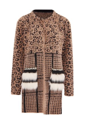 Cardigan cu imprimeu leopard în bej și negru, cu o tricotare texturată, pietre decorative și buzunare din blană artificială în contrast cu accente negre.
