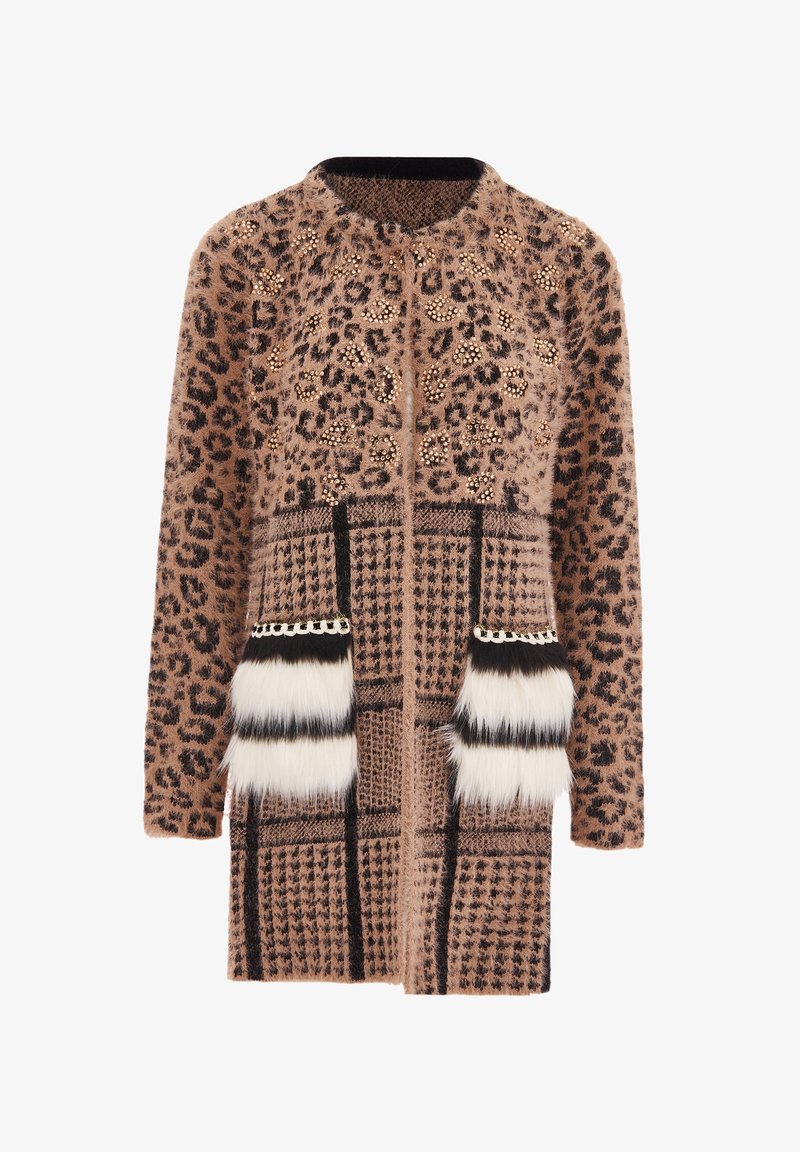 Leopardmönstrad kofta i beige och svart har en texturerad stickning, dekorativa stenar och kontrasterande fuskpälsfickor med svarta detaljer.