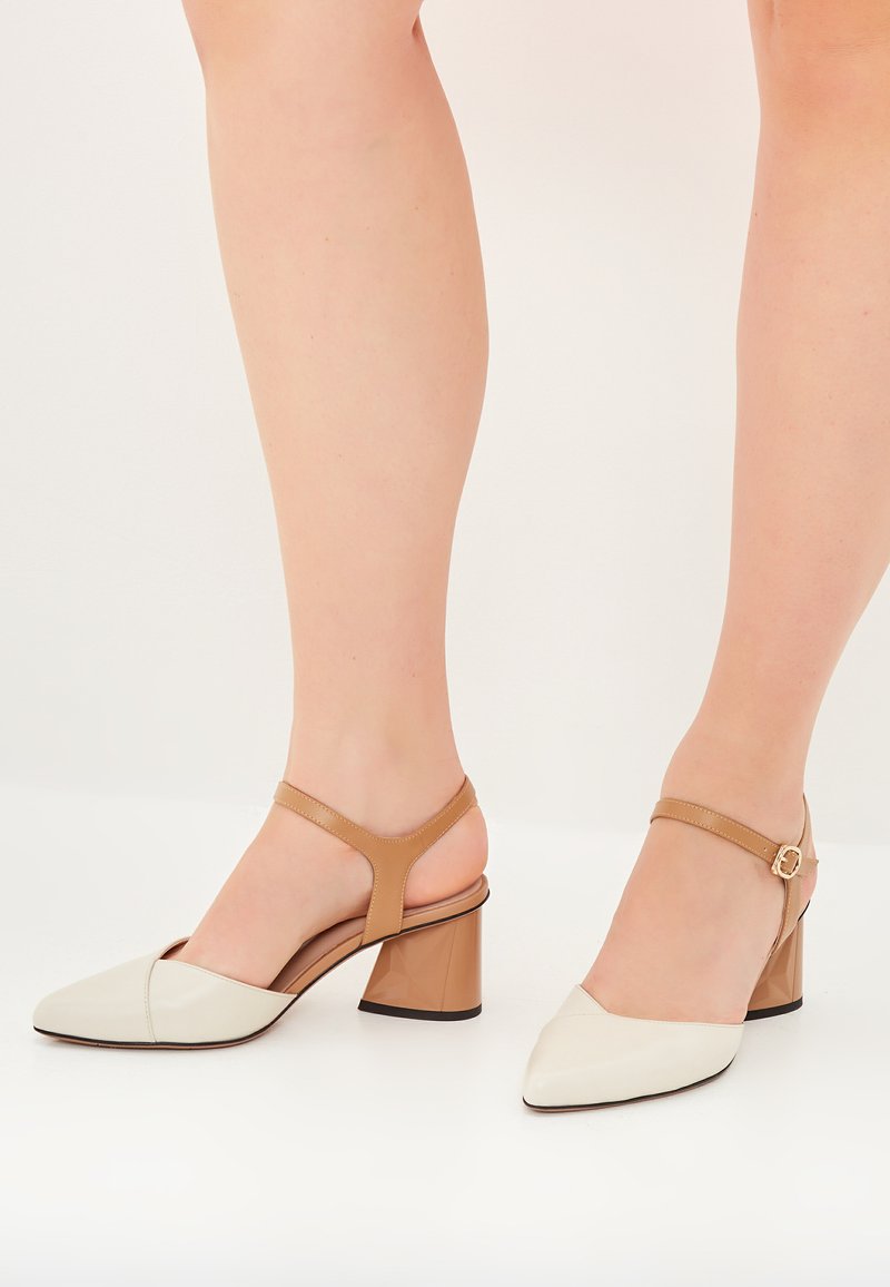 Escarpins en suédine beige à bout rond