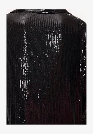 Zwarte paillettenstof met een glanzende afwerking, met een gestructureerd oppervlak bedekt met kleine, reflecterende schijfjes die dicht op elkaar zijn gerangschikt.