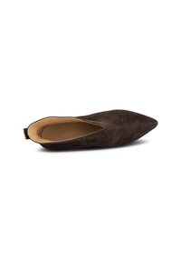 Scarpa in suede marrone con punta affusolata e texture liscia, caratterizzata da un tacco basso e design slip-on. Interno foderato in pelle beige.