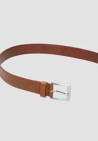 Ceinture en cuir marron avec une finition lisse, dotée d'une boucle en métal argenté et d'un design simple et épuré.