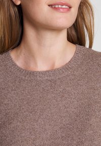 ONLY ONLRICA LIFE L/S O-NECK  - Stickad klänning - brownie melange