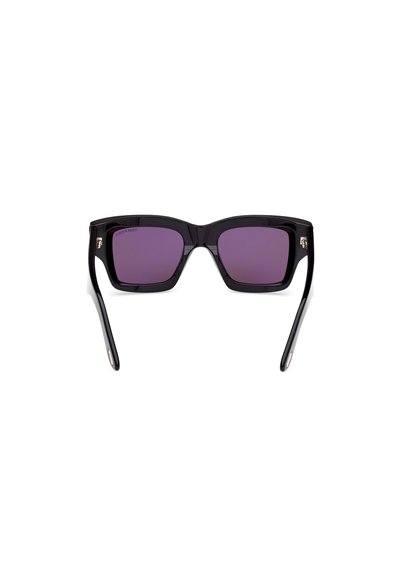 Ochelari de soare dreptunghiulari negri cu lentile violet închise și finisaj lucios. Rame groase și brațe, cu un detaliu de branding subtil pe lateral.