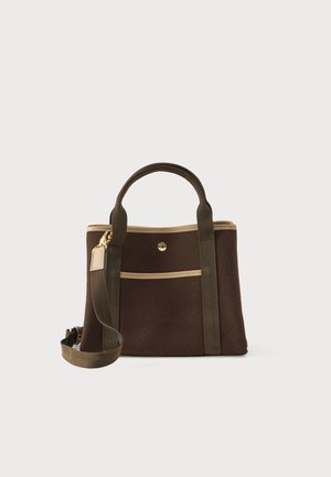 Geantă mică din piele ecologică maro închis, cu edge-uri bej, mânere duble, buzunar frontal și bretea de umăr detașabilă cu accesorii aurii.