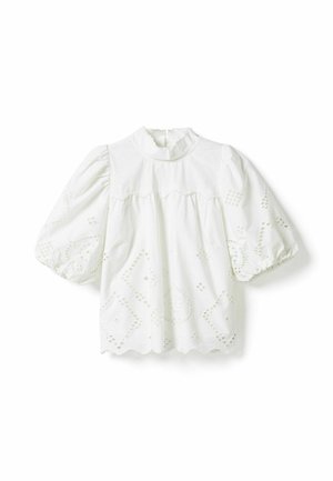 Weiße Bluse mit gepufften, ellbogenlangen Ärmeln, hohem Rüschenkragen und Lochstickerei in geometrischen Mustern an Ärmeln und Saum.