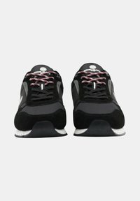 Svarta sneakers gjorda av mocka och mesh, med grå accents, rosa snörning och en vit sula. Strömlinjeformat design med en vadderad tunga.