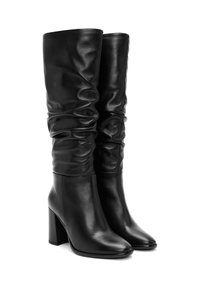 Zwarte leren kniehoog boots met een geraffineerd ontwerp, vierkante neus en chunky hak. Gladde textuur met minimale detailing.
