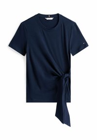 Camiseta de algodón azul marino con mangas cortas, cuello redondo y detalle de nudo lateral para un diseño adicional. Textura suave y silueta ajustada.