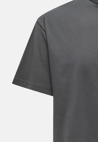 Graues kurzärmliges T-Shirt mit Rundhalsausschnitt. Hergestellt aus glattem Stoff mit dezentem Muster. Verfügt über saubere Nähte und keine sichtbaren Logos oder Muster.