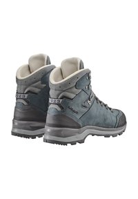 Scarpe da trekking in suede grigio e blu scuro con design alla caviglia alta, dotate di occhielli metallici, colletto imbottito e suola in gomma testurizzata.