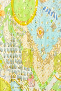 Selyem sál, amely bonyolult mintákkal készült zöld, arany és kék színekben. Kiemelkedő részletei közé tartoznak a kagylók, napmotívumok és geometrikus formák.