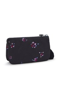 Svart tygplånbok med blommönster i lila, blå och rosa. Har dragkedjestängning och en texturerad svart bollaccent.