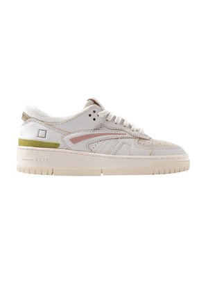 Sneaker bianca basse con suola beige, chiusura frontale con lacci, sottile striscia laterale rosa e dettaglio verde vicino al tallone.