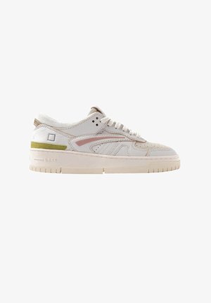 Sneaker bianca basse con suola beige, chiusura frontale con lacci, sottile striscia laterale rosa e dettaglio verde vicino al tallone.