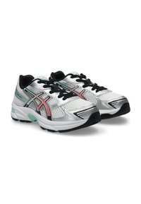 Stříbrné sportovní boty s síťovinovým materiálem, černými tkaničkami a barevnými akcenty v růžové a tyrkysové. Mají polstrovanou podrážku a ergonomický design.