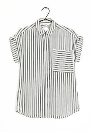 Chemise blanche à manches courtes avec des rayures verticales noires, une poche poitrine avant à rayures horizontales et un col boutonné sur un cintre.