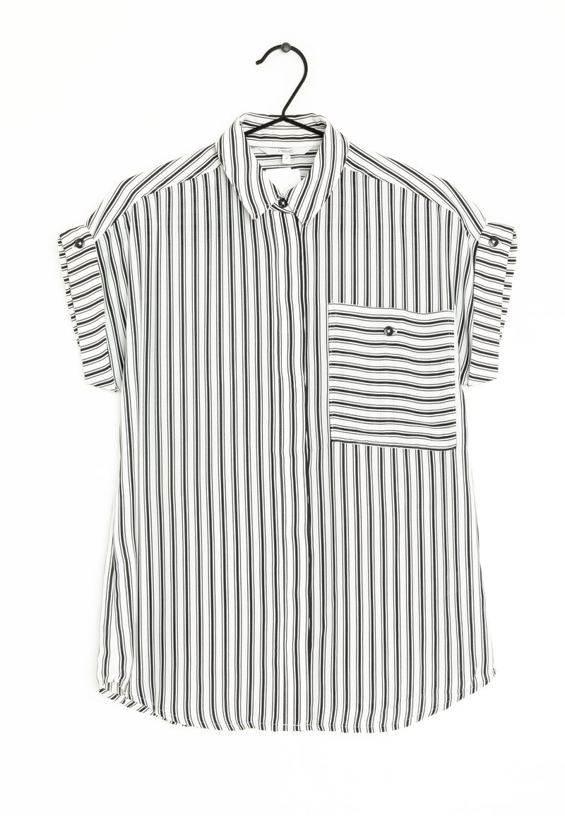 Chemise blanche à manches courtes avec des rayures verticales noires, une poche poitrine avant à rayures horizontales et un col boutonné sur un cintre.