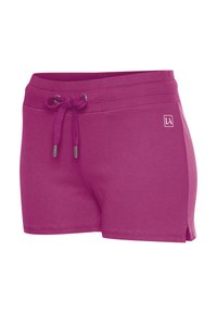 Fuchsia Sportshorts aus weichem Baumwollmix, mit breitem Bund, verstellbarem Kordelzug und seitlichen Schlitzen für mehr Beweglichkeit.