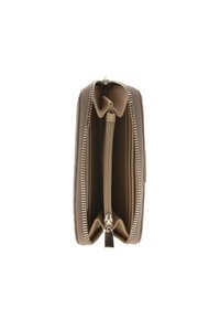 Portefeuille marron zippé, ouvert, montrant un compartiment central zippé pour les pièces et plusieurs emplacements pour cartes à l'intérieur.