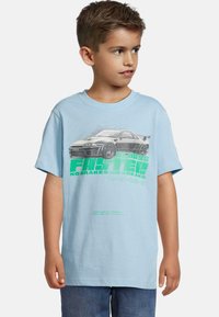 Šviesiai mėlyna medvilninė marškinėliai su automobilio grafika ir žaliais tekstais. Trumpomis rankovėmis ir laisvu kirpimu. Spausdinta dizainas per krūtinę.
