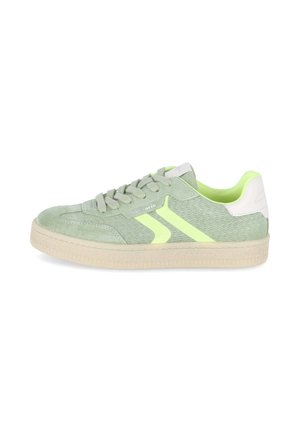 Sneaker in camoscio verde chiaro con pannello laterale strutturato, strisce giallo neon, linguetta bianca sul tallone e suola in gomma beige, mostrata di profilo.