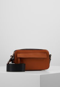 Even&Odd Taška s příčným popruhem - cognac
