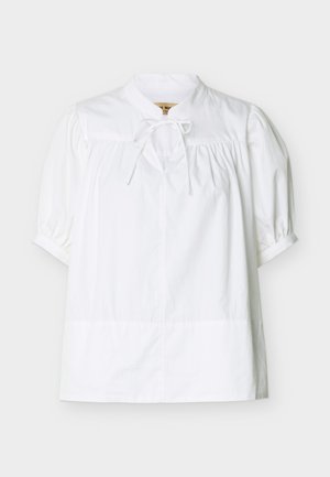 Weiße Bluse mit kurzen Ärmeln, gerafftem Einsatz und Puffärmeln, mit kleinem Stehkragen und einer gebundenen Schleife am Hals.