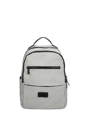 Hellgrauer Rucksack mit schwarzen Reißverschlüssen, Frontreißverschlusstasche, Seitentaschen, oberem Tragegriff und kleinem schwarzem Markenpatch auf der Fronttasche.