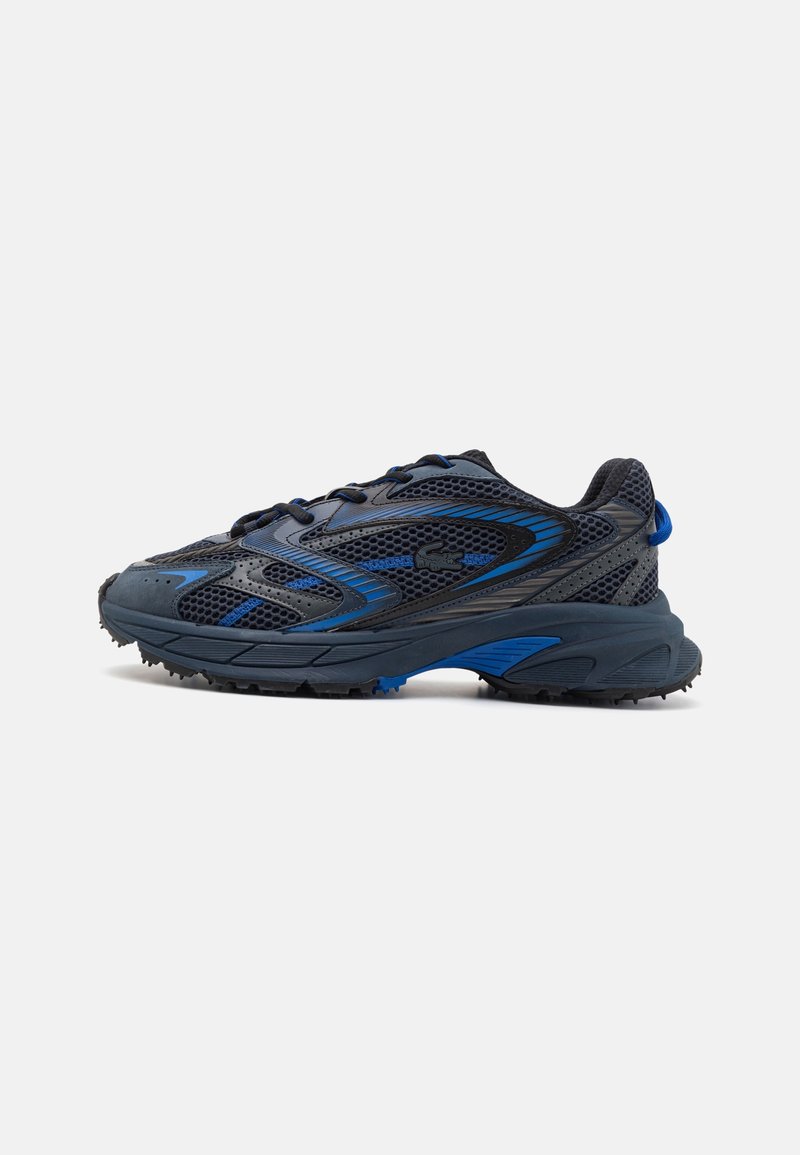 Chaussure de sport bleu foncé et noire avec empeigne en mesh, semelle texturée et accents bleus, montrée de profil gauche sur fond blanc.