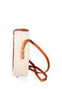 Borsa tonda intrecciata in crema con finitura testurizzata. Manico e dettagli in pelle marrone. Presenta una chiusura superiore e dettagli di cucitura visibili.
