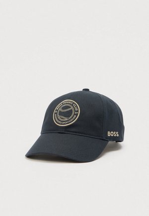 Cappellino da baseball nero con logo circolare beige del club di tennis sul davanti e "BOSS" ricamato sul lato.