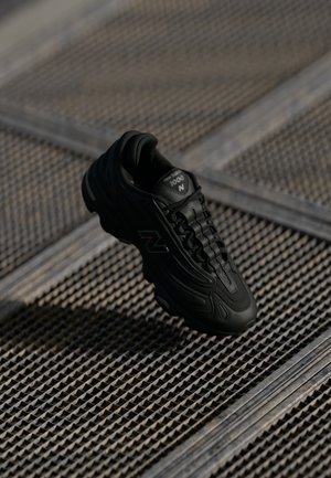 1000 UNISEX - Trainers - black