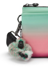 Pochette en tissu dégradé vert à rose, dotée d'une fermeture éclair et d'un charm en gorille en peluche amovible avec des accents noirs.