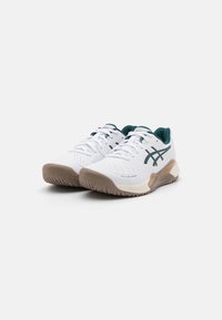 Pantofi sport albi cu o parte superioară din plasă respirabilă, accente teal, design texturat și o talpă din cauciuc cu un model de profil bej.