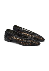 Zapatos planos de tejido negro con diseño de punta afilada, material texturizado y tacón bajo, que presentan un patrón de celosía abierta en todo su superficie.