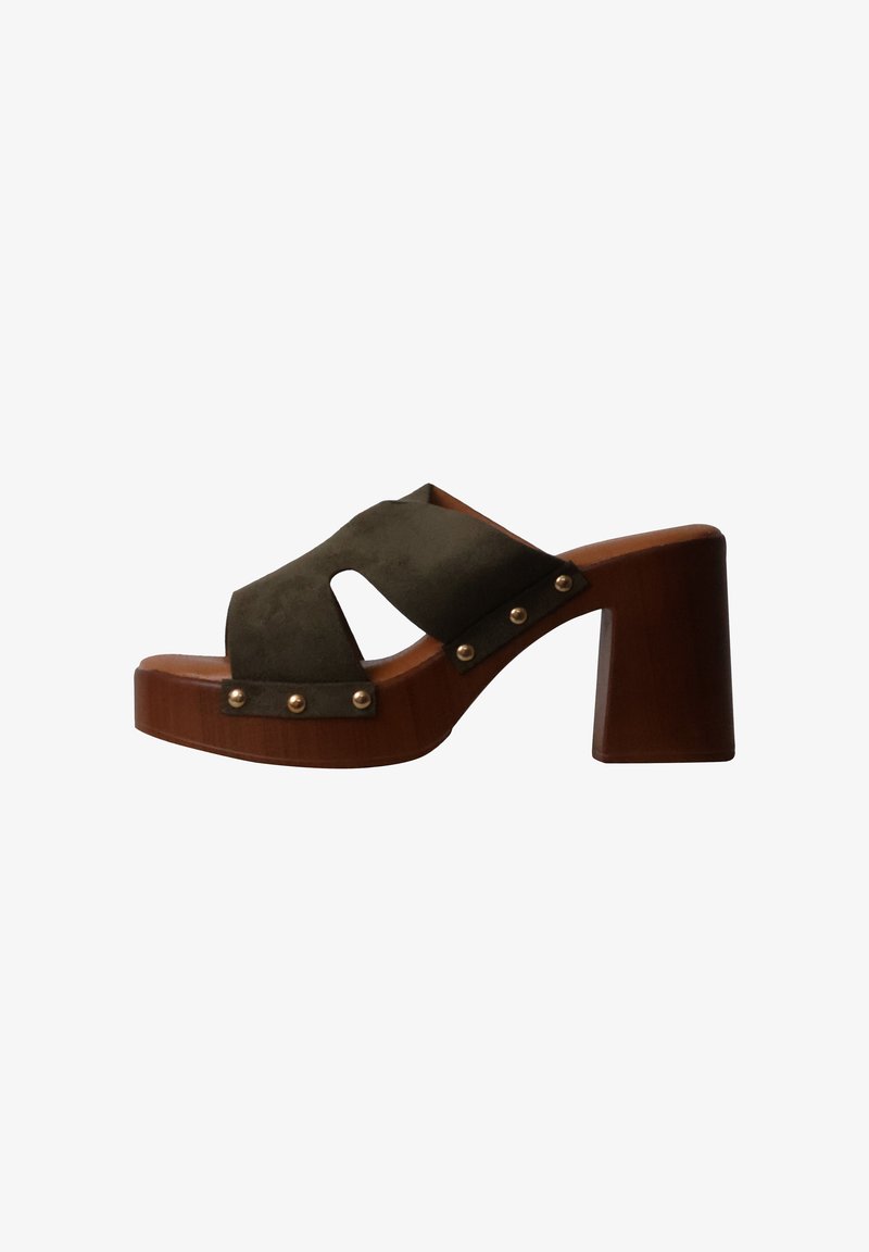 Sandale à talon plateforme en bois marron avec larges brides en daim vert foncé et clous métalliques décoratifs sur les côtés.