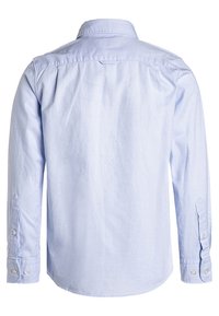 Jasnoniebieska koszula z długim rękawem wykonana z bawełny, z kołnierzem typu spread, mankietami na guziki i prostym dołem z tylnym karczkiem.