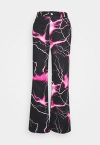 Calças largas pretas com um padrão de raio em rosa e branco, feitas de algodão com uma textura suave e fecho de botão.