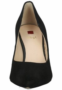 Zwarte suède hoge hak schoen met een spitse neus, open zijkanten en een rood vierkant logo op de binnenzool. Eenvoudig ontwerp met een gladde textuur.