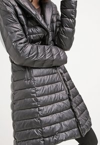 Taifun Abrigo de invierno - black