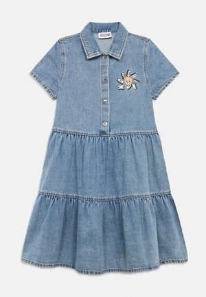 Vestito corto in denim azzurro chiaro con maniche corte, bottoni frontali, gonna a balze, colletto e logo con orsacchiotto con scritta "MOSCHINO" sul petto.