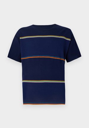 T-shirt bleu marine à manches courtes en coton, avec des rayures horizontales rouges, vertes, bleues, roses et orange sur la poitrine.