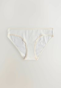 Witte katoenen bikini-ondergoed met een zachte textuur, voorzien van beige biezen langs de randen en een eenvoudig, functioneel ontwerp.