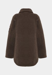 Veste polaire marron foncé à manches longues avec col montant, tissu doux et texturé, et ourlet arrondi, vue de dos.