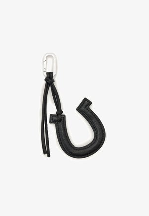 Zwarte leren sleutelhanger in een gebogen haakvorm, met een zilveren metalen clip en een gevlochten leren riem. Gladde textuur met gestikte details.