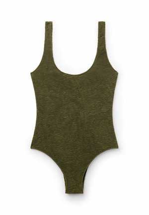 Bañador de una pieza verde oliva texturizado con tirantes anchos y escote redondo, colocado plano sobre un fondo blanco.